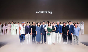 SS25中國(guó)國(guó)際時(shí)裝周·VANSUNSUN上善「靈·汐」